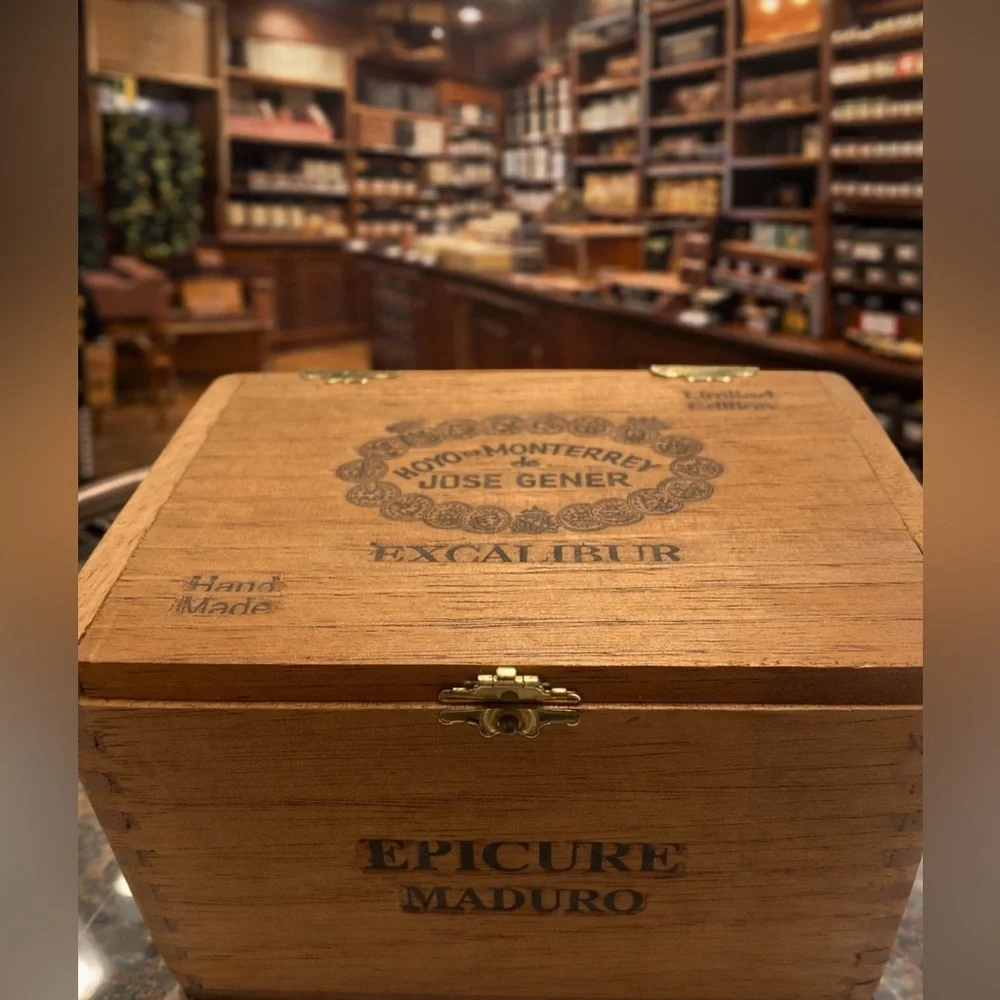 Hoyo de Monterrey Excalibur Epicure Maduro Cigar Box – Vintage Wooden – Handmade
